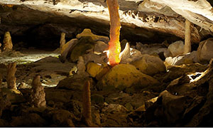 Höhle mit Stalaktiten und Stalagmiten