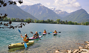 Gruppe mit Kayaks am Ufer