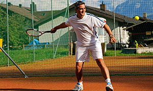 Mann spielt Tennis