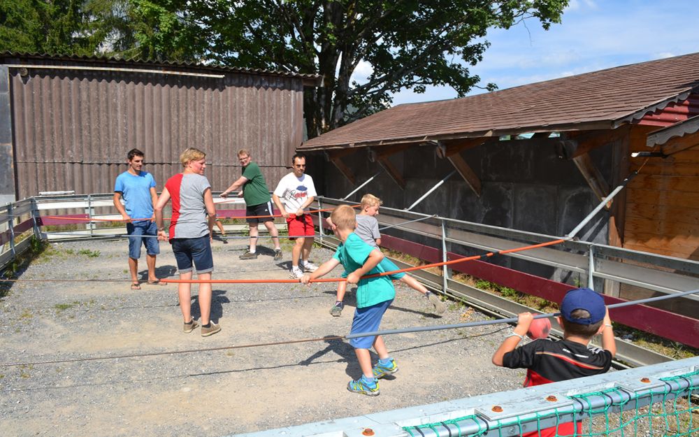 Kinder und Erwachsene spielen zusammen Fussball