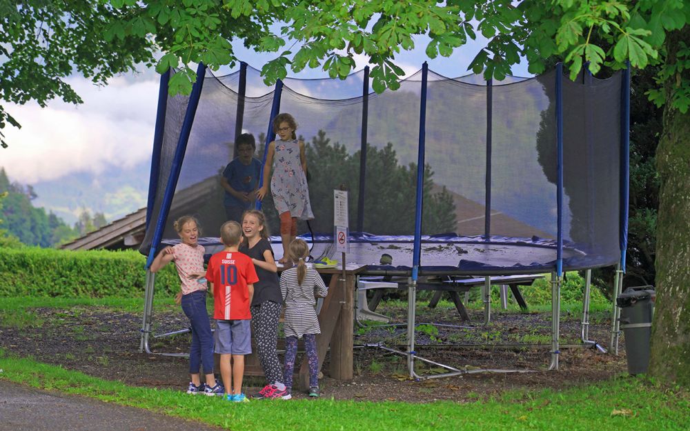 Kinder beim Trampolin