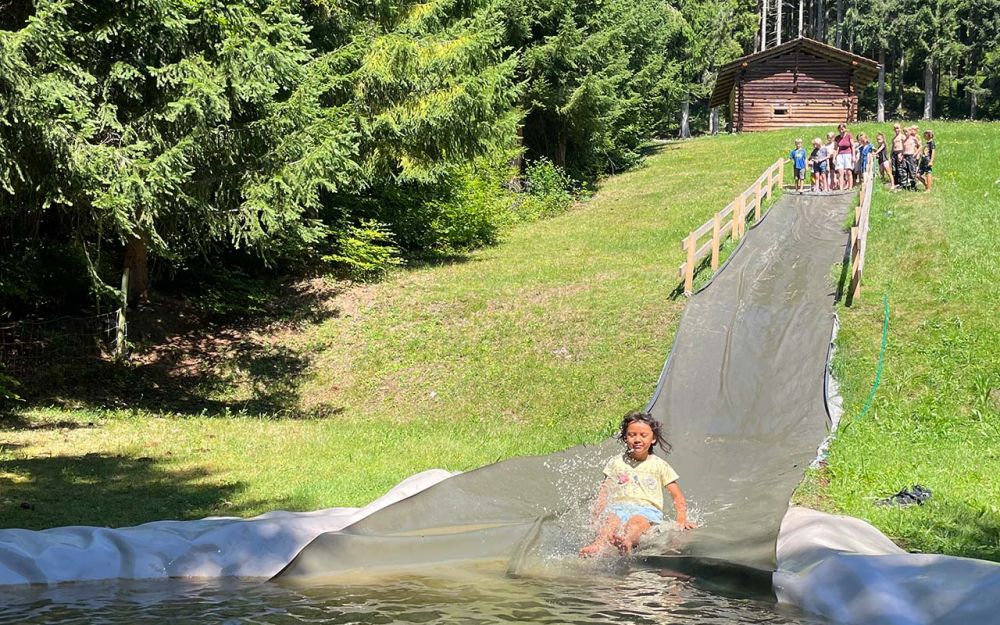 Kind auf der Wasserrutsche