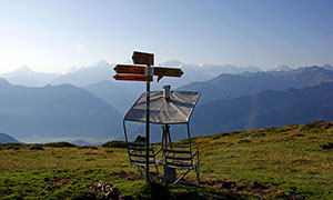 Altes Sesseli mitten auf der Weide mit Blick auf Eiger, Mönch und Jungfrau