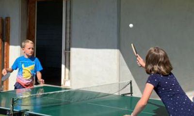 Kinder beim Pingpong spielen