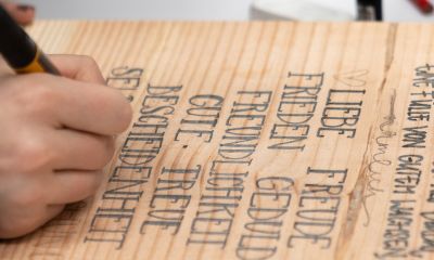 Biblelettering auf Holz 