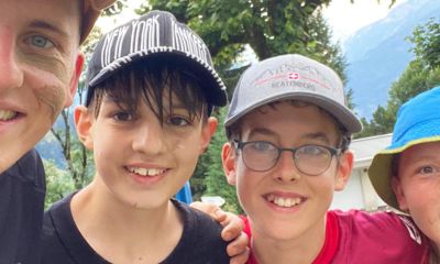 Teens mit einem Leiter