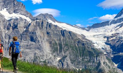 Zwei Frauen wandern in den Bergen