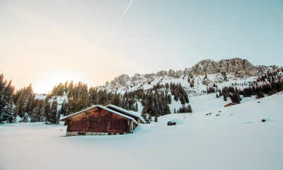 Holz-Hütte im Schnee