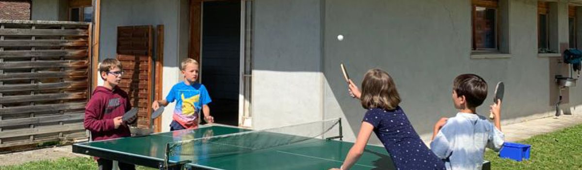 Kinder beim Pingpong spielen