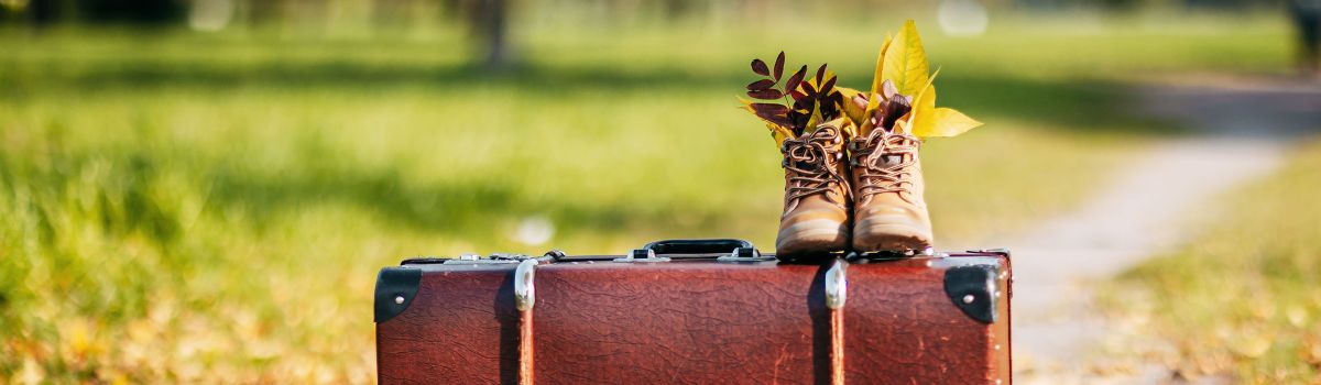 Koffer mit Schuhen auf dem Weg stehend