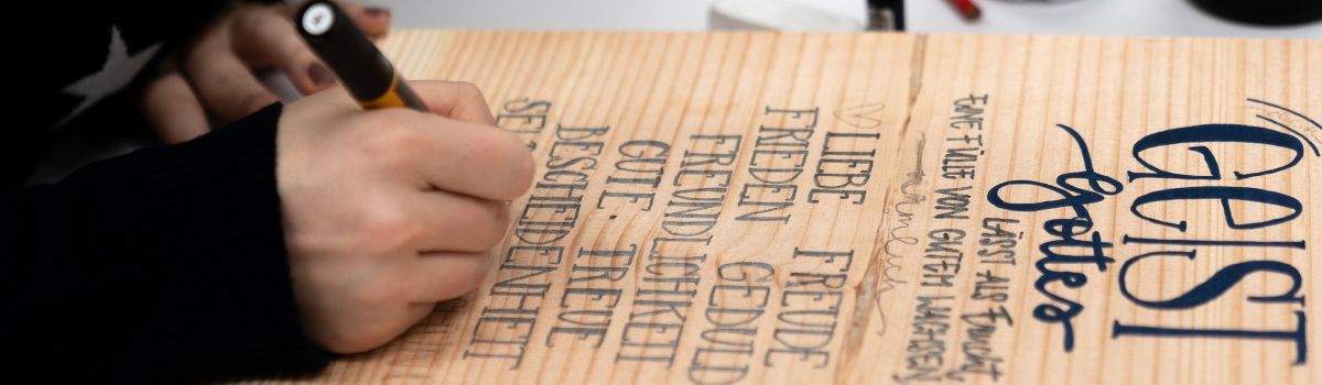 Biblelettering auf Holz 