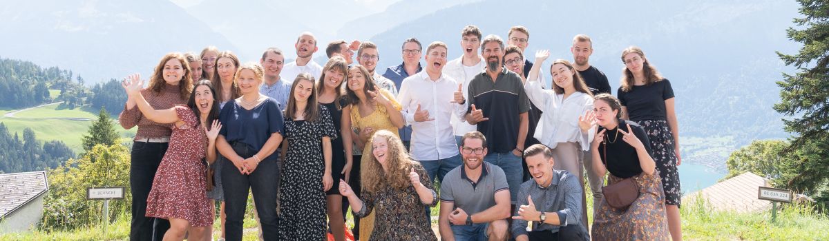 Gruppenfoto der Absolventenklasse zu Beginn ihres Studiums