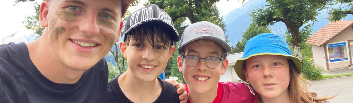 Teens mit einem Leiter