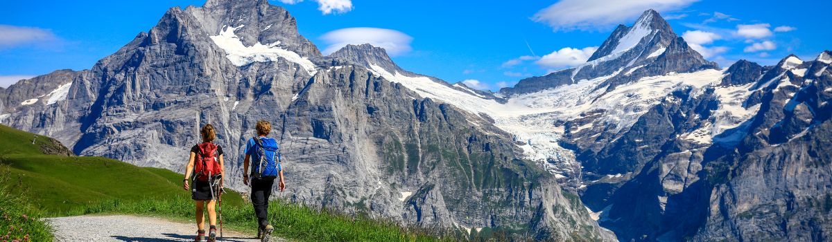 Zwei Frauen wandern in den Bergen