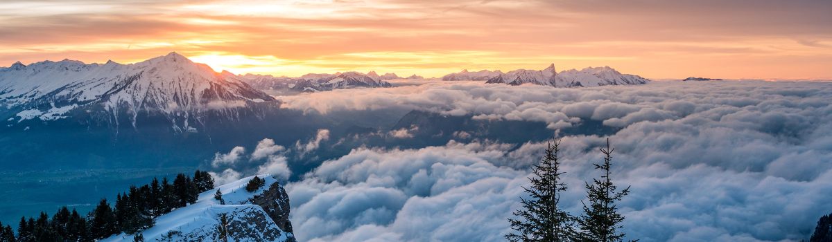 schöner beschneiter Ausblick vom Niederhorn Richtung Niesen