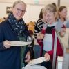 Frauen beim Anstehen am Buffet