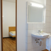 mit Lavabo im Zimmer