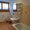Geräumiges Badezimmer mit Badewanne