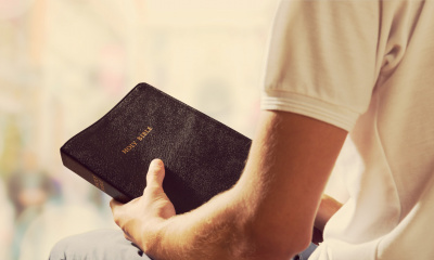 Bibel in der Hand eines Mannes