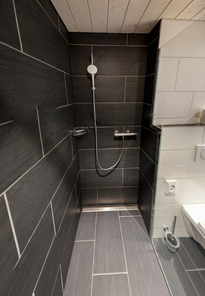 geräumige Dusche