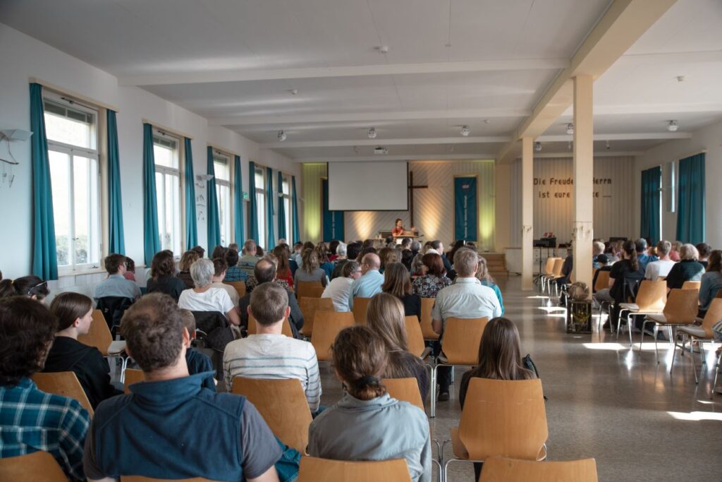 Während dem Gottesienst in der Aula