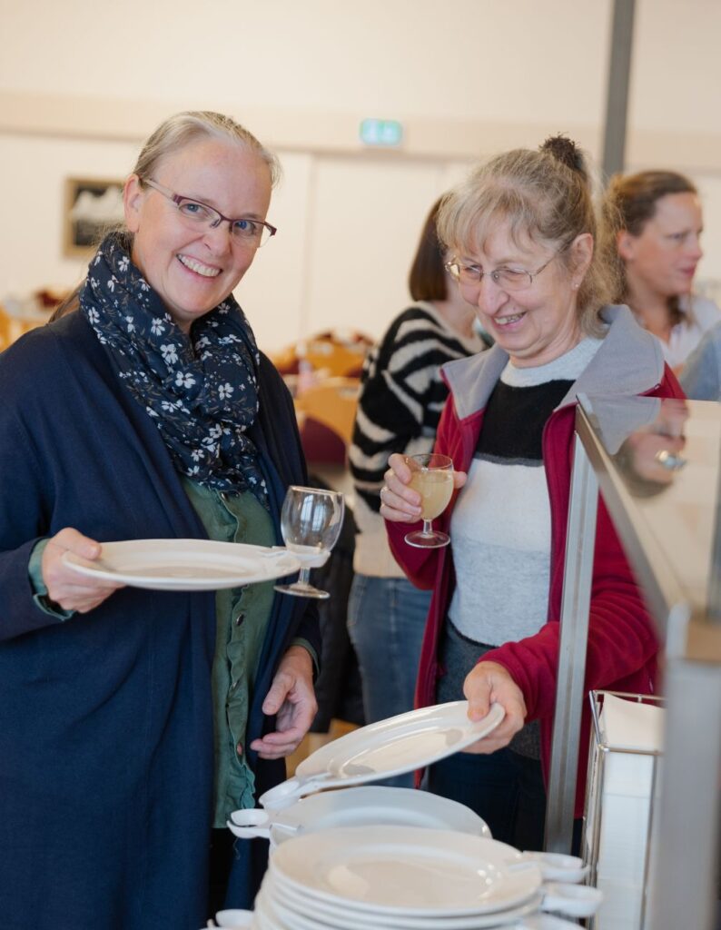 Frauen beim Anstehen am Buffet