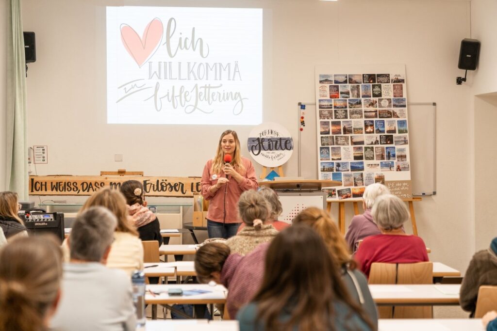 Angi erklärt einiges zum Biblelettering