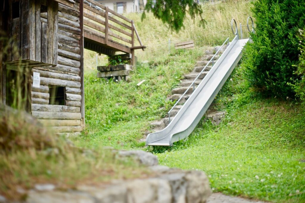Spielturm mit Rutsche