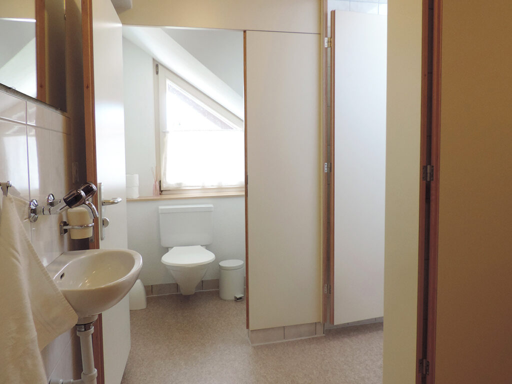 Duschkabinen und WC auf der Etage