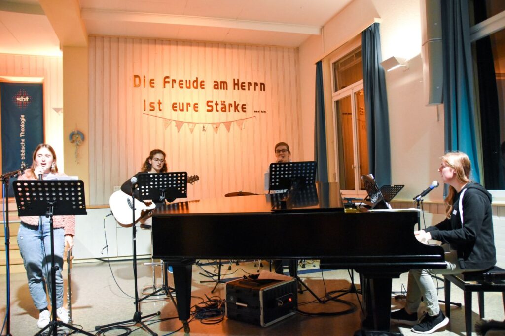 Die Studentinnen bereichern mit ihren musikalischen Talenten