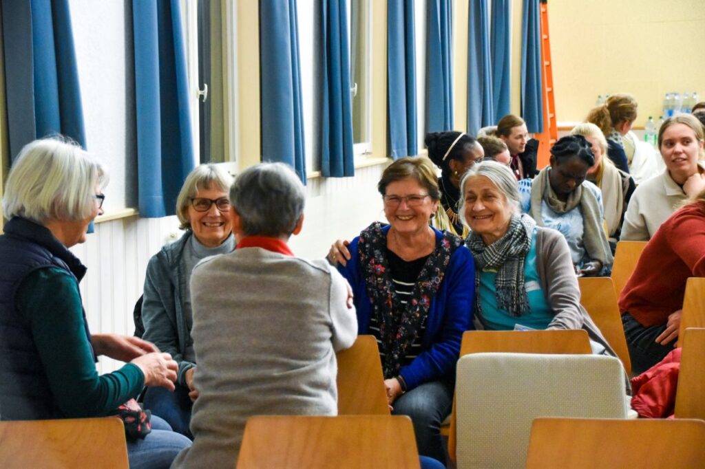 Jung und Alt beim Auftauschen