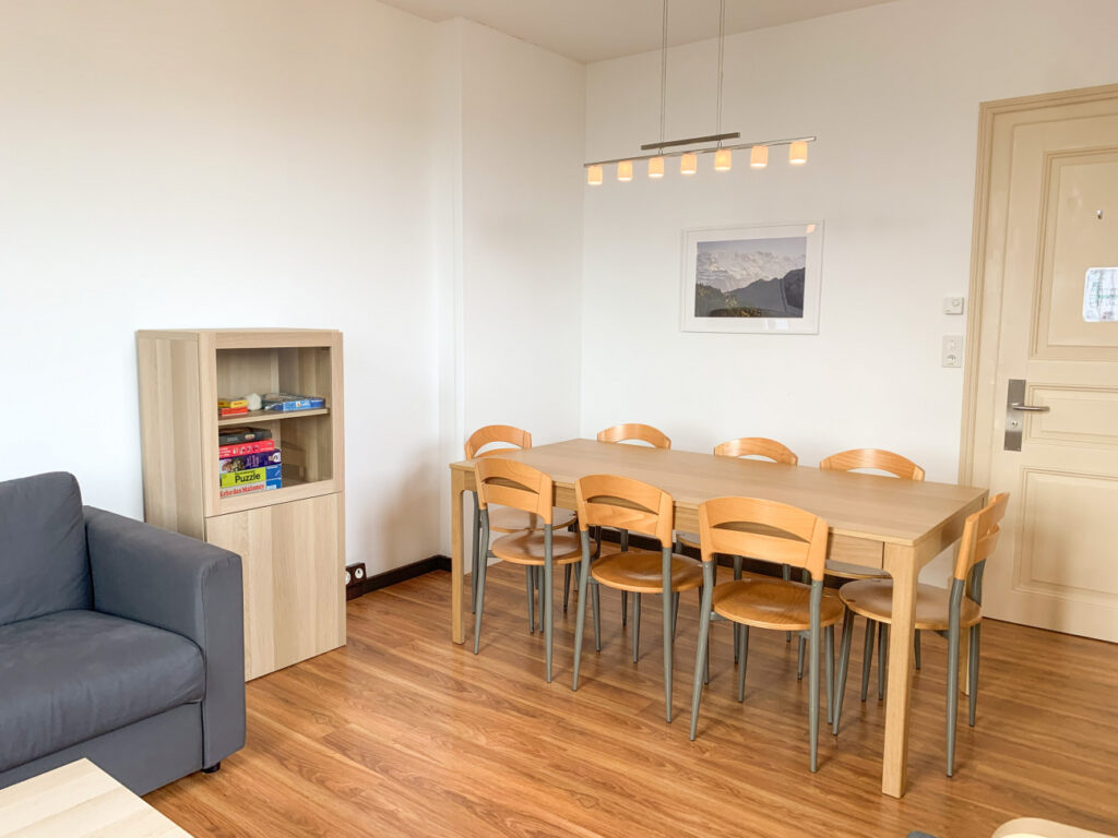 Wohnzimmer mit grossem Esstisch