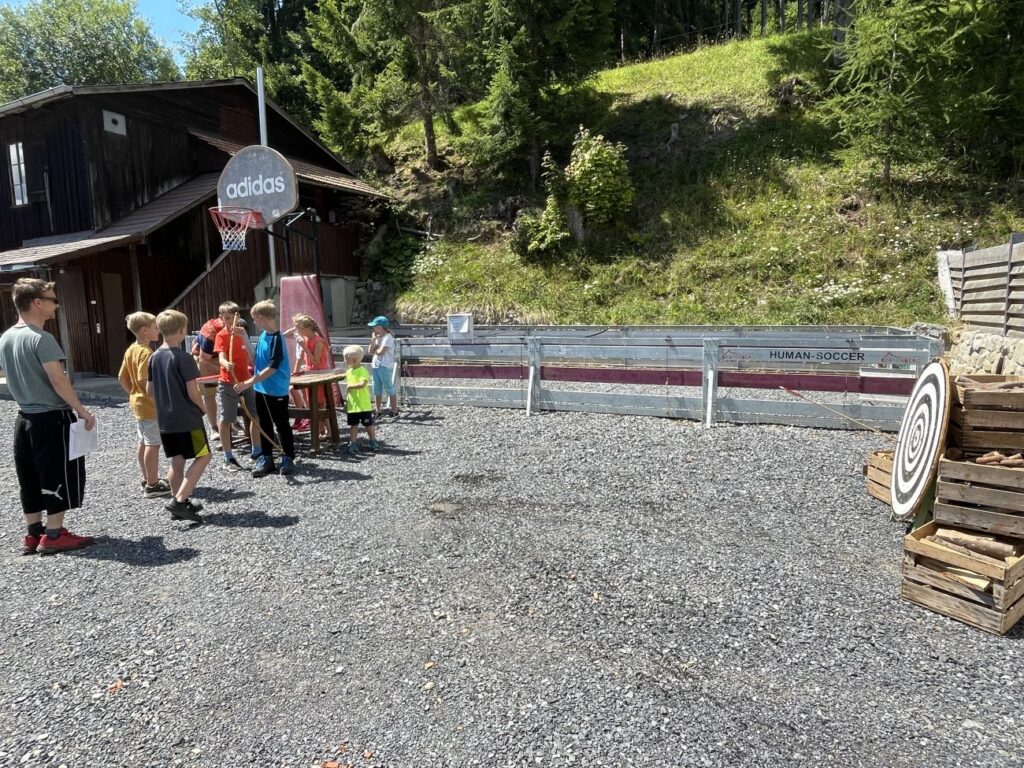 Kiesplatz mit Human Soccer