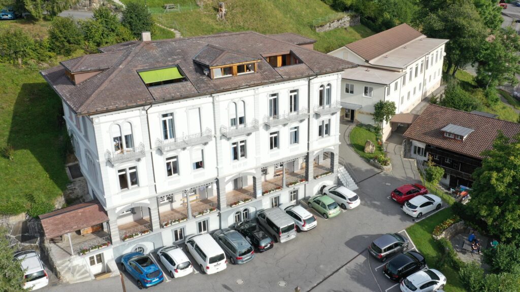 Weisses Haus - Gruppenhaus von oben