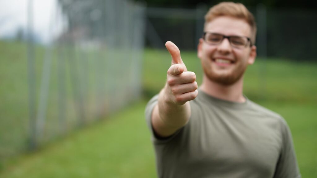 Junger Mann, der mit dem Finger auf dich zeigt