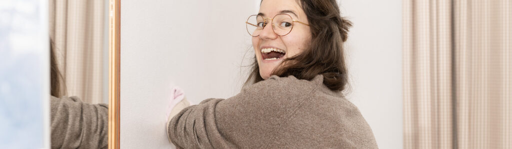 Junge Frau beim Putzen