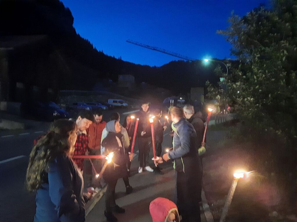 Nachtwanderung mit Fackeln