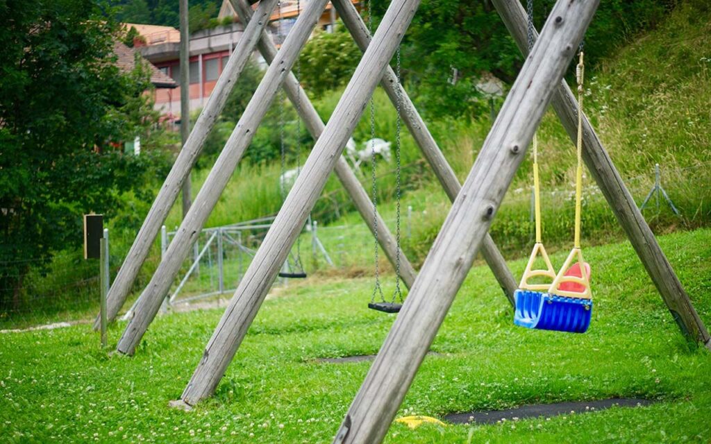 Schaukel mit Spielplatz