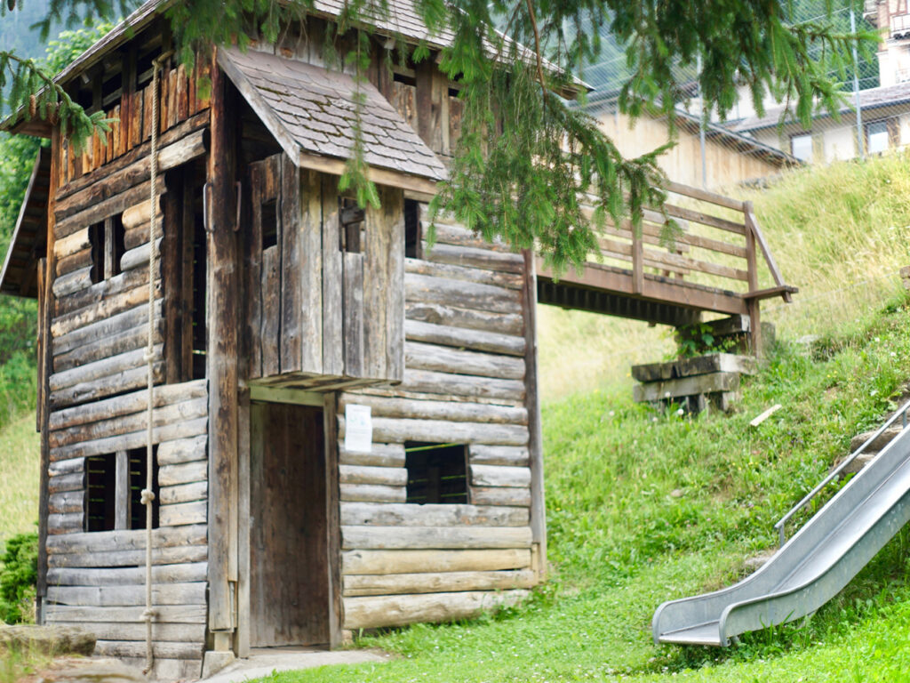 Spielturm mit Rutsche