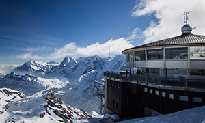 Schilthorn inmitten von Schneebergen