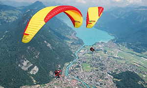 Zwei Tandem-Gleitschirme über Interlaken