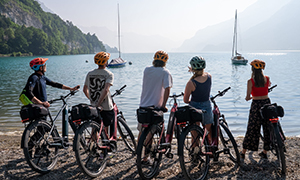 Biker vor dem Brienzersee